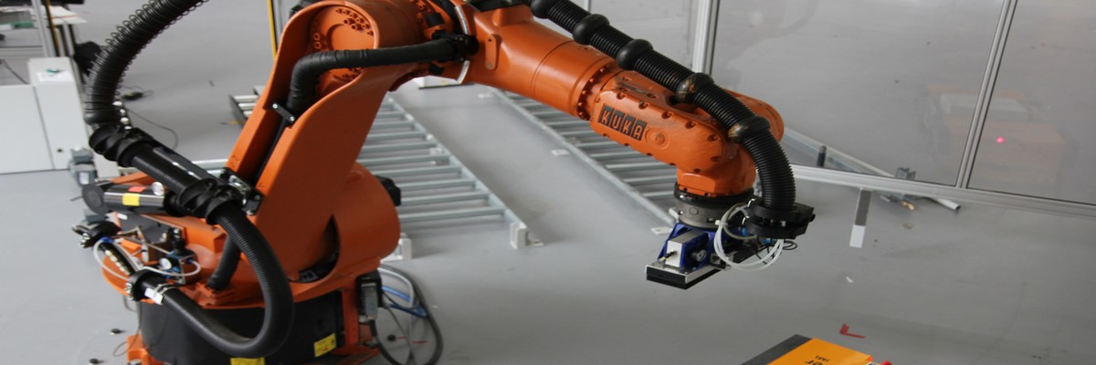 Ein orangefarbener Roboterarm