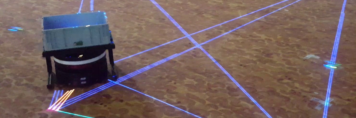 Ein Fahrroboter auf einer Fahrfläche mit Lasermarkierungen