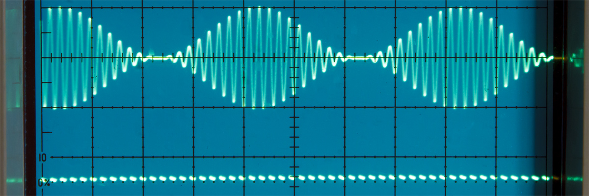 Detailaufnahme zweier Signale auf einem analogen Oszilloskop