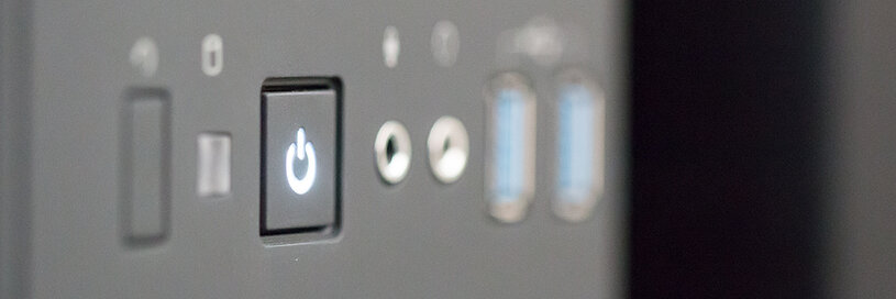 Detailaufnahme eines Computergehäuses mit Schaltern
